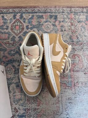 Jordan WMNS Air Jordan 1 Low SE - White/Orange Quartz